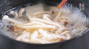依次放火腿、豆腐，加水大火燒開，小火燉煮20分鐘，出鍋前撒上蔥花即可。