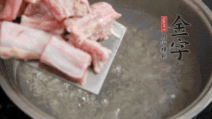 剁成塊狀的排骨洗凈，放入沸騰的鍋中，加姜片汆燙，2分鐘后撈出備用。