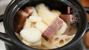 加水沒過食材，加料酒大火煮沸后，再小火燉煮1小時(shí)。（如果沒有砂鍋小火燉煮，用電飯煲的煮湯功能、高壓鍋也是可以的。）