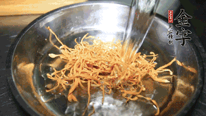 蟲草花用涼水浸泡10分鐘，干香菇溫水泡發(fā)至軟去蒂備用。蓮子、紅棗也可一同清洗干凈。