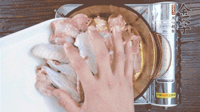 加料酒、蔥姜焯水2分鐘，清洗備用。