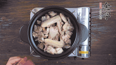 將雞肉塊、火腿、料酒、姜一同放入在燉鍋中，加冷水大火煮開后，小火燉煮40分鐘。