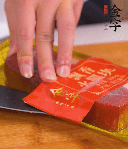 金字火腿切片，生姜切絲，蔥白切末。