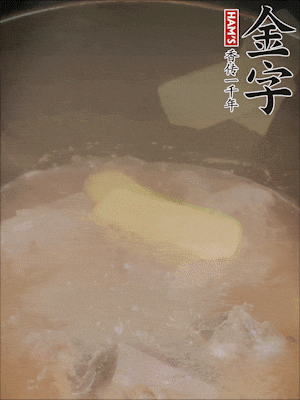 排骨洗凈，加生姜、黃酒焯水，溫水洗凈備用。