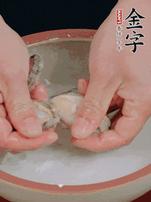 去掉內(nèi)臟和嘴，加少許淀粉輕輕揉搓，再用清水洗凈。