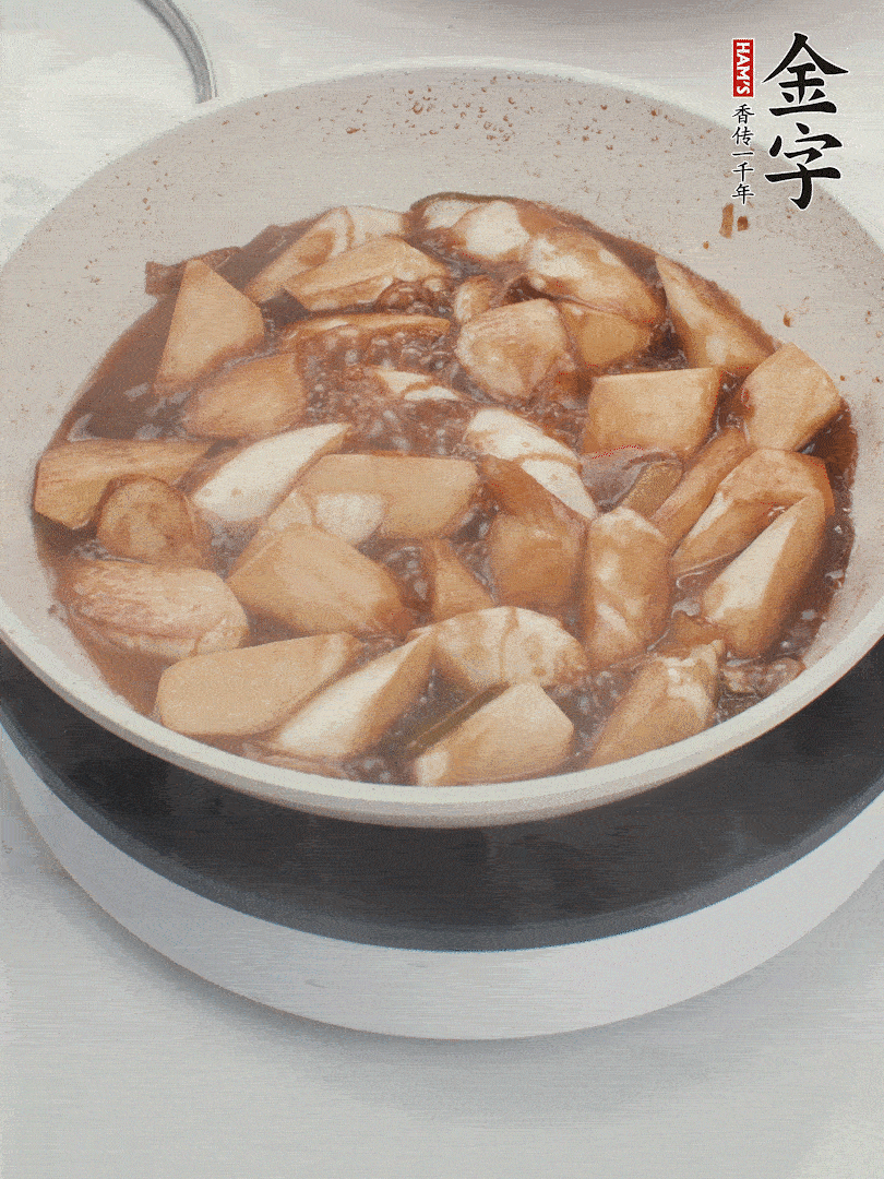待茭白煸到微微發(fā)黃加入調(diào)好的味汁翻炒。加一小碗清水蓋蓋子燜3-4分鐘。