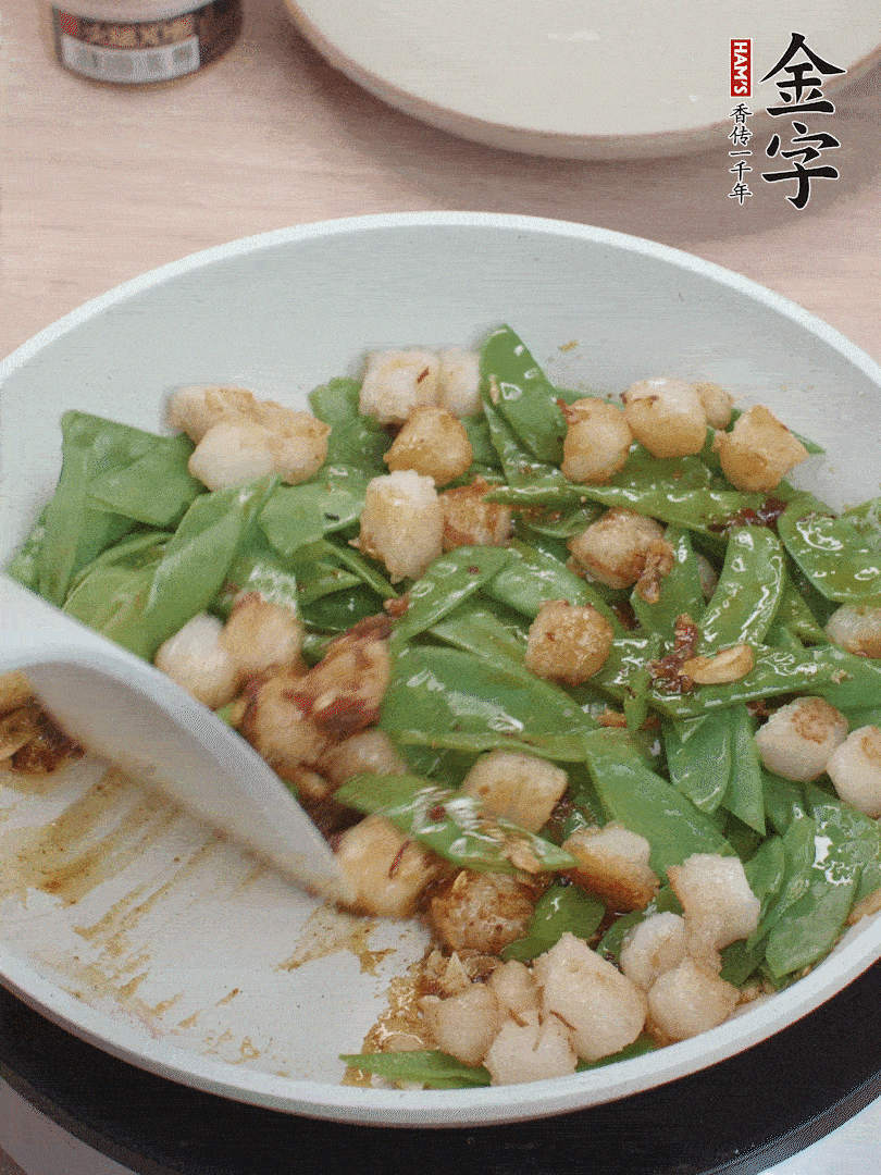 下甜豆莢、鮮貝輕輕翻炒均勻。