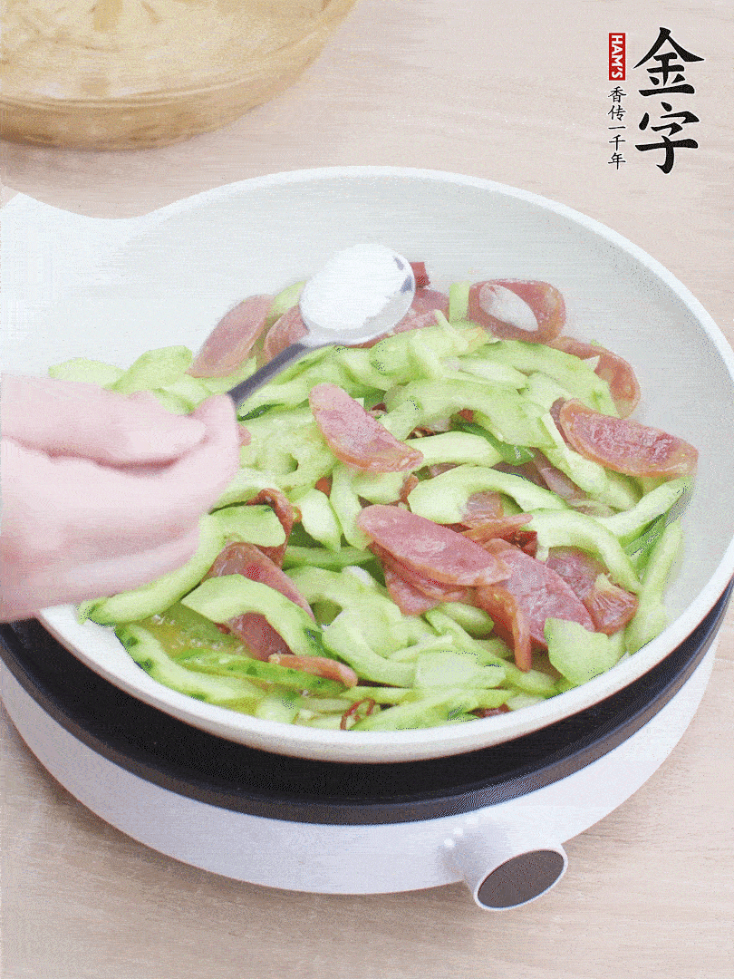 淋點開水，半勺白糖、1勺生抽調味。