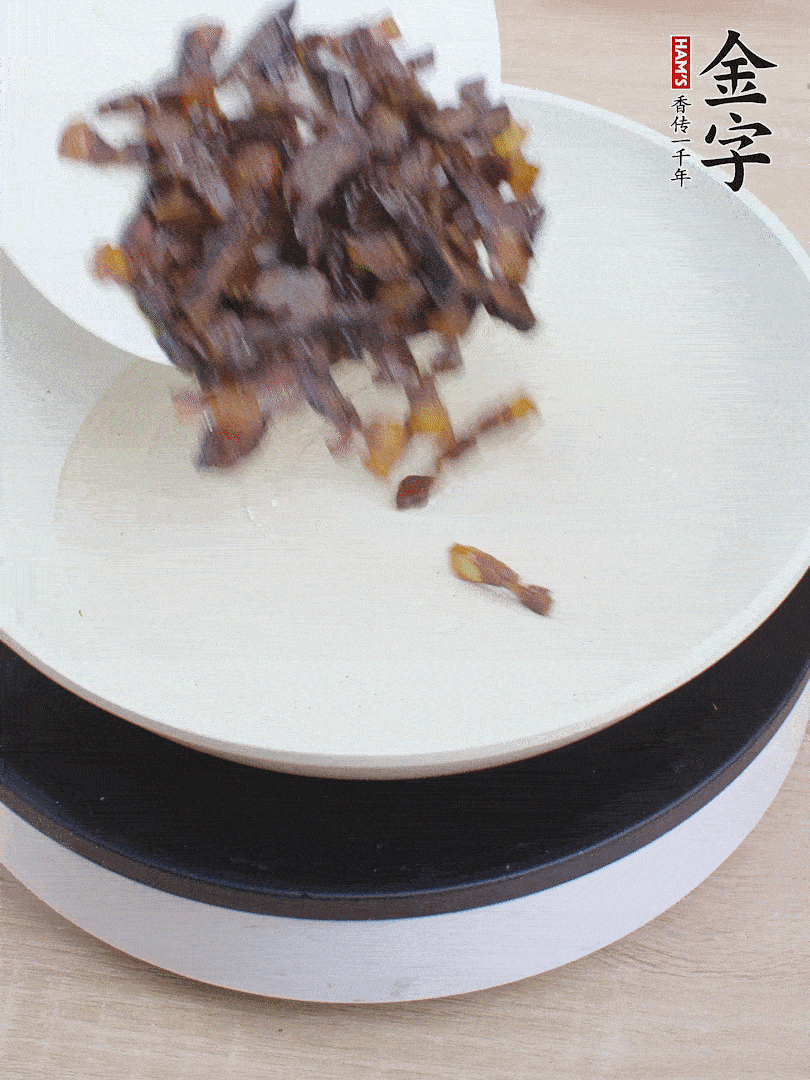 油熱倒醬油肉，編出香味。