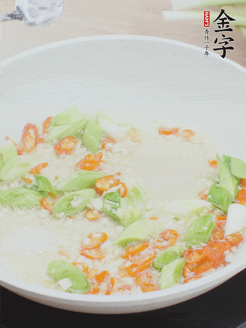 油5成熱時，下蒜末、辣椒、蒜白煸炒。