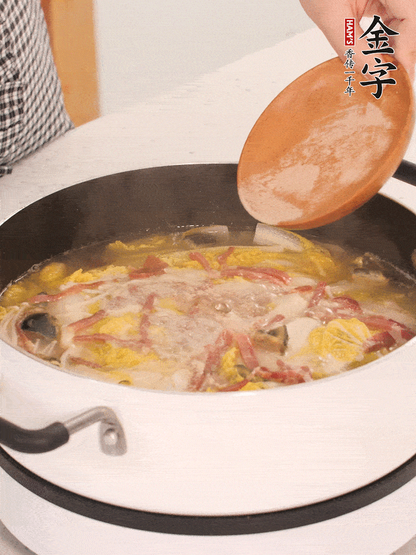 加適量的白胡椒調(diào)味。