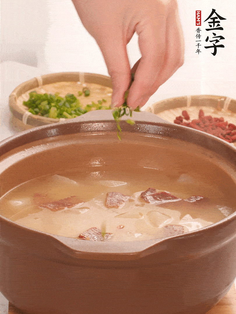 最后點綴點小蔥花、枸杞，增色提味。