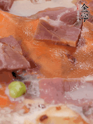 放適量料酒、清水煮到沸騰，再下蟹塊燜煮8分鐘。