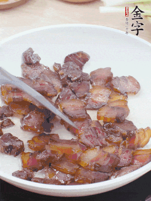熱鍋少油，醬油肉煸出油脂，盛出。