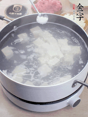 豆腐切成大小均勻正方體，鍋內(nèi)放水，加一點(diǎn)鹽焯水10秒。