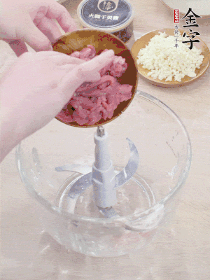 牛肉攪成牛肉泥。