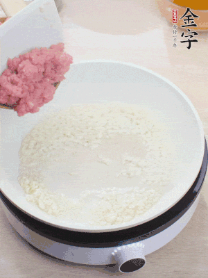 鍋內(nèi)熱油，蒜泥、牛肉泥炒至酥香。