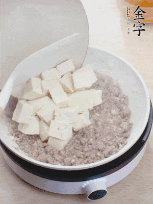 放豆腐翻拌均勻，倒料汁燜煮。