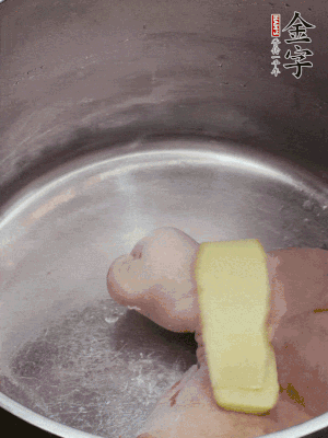 撈出洗凈后，加蔥姜、黃酒二遍焯水。