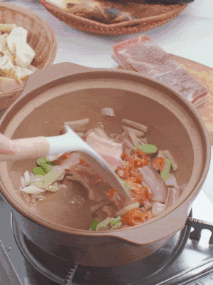 砂鍋中倒入油，放入姜片、蔥段、咸肉、海米炒出香味。
