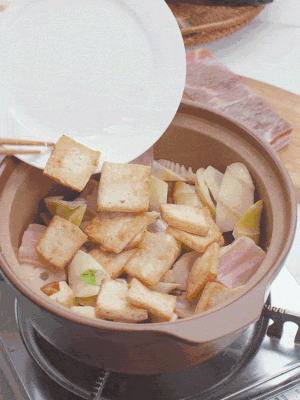 依次下春筍、豆腐，開水沒過食材。