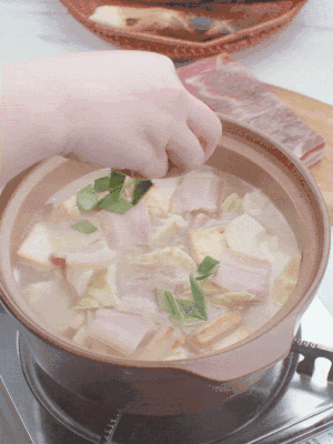 一小撮鹽、糖、雞精調(diào)味，最后撒點蒜葉點綴。