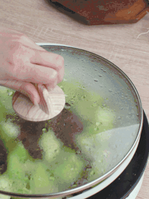 西葫蘆略出水時，加一小撮鹽調(diào)味。