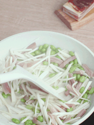下茭白絲、青豆翻炒。