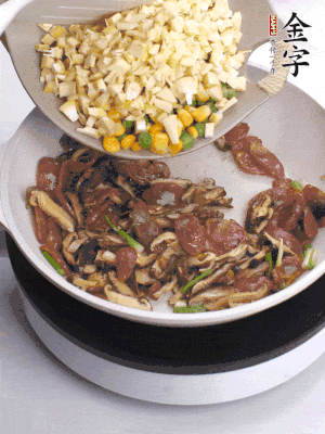 鍋里熱油，爆香蔥白，下香腸片炒至微微出油，加時(shí)蔬粒、香菇粒、春筍粒翻炒均勻。