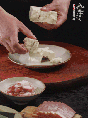 一塊老豆腐掰成大塊。
