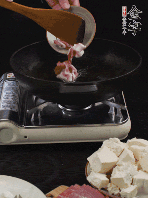 冷油潤(rùn)鍋，下五花肉煸香。