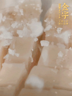 鮑魚中加點鹽、蠔油抓拌一下。