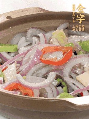 砂鍋底鋪上香菜，放上料頭，再放上焯過水的鮑魚殼。