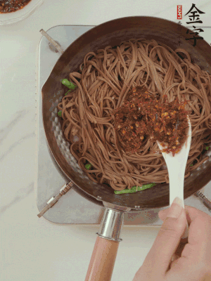 下蕎麥面，淋上少許醬油，加2勺金字火腿大師醬略翻炒即可。