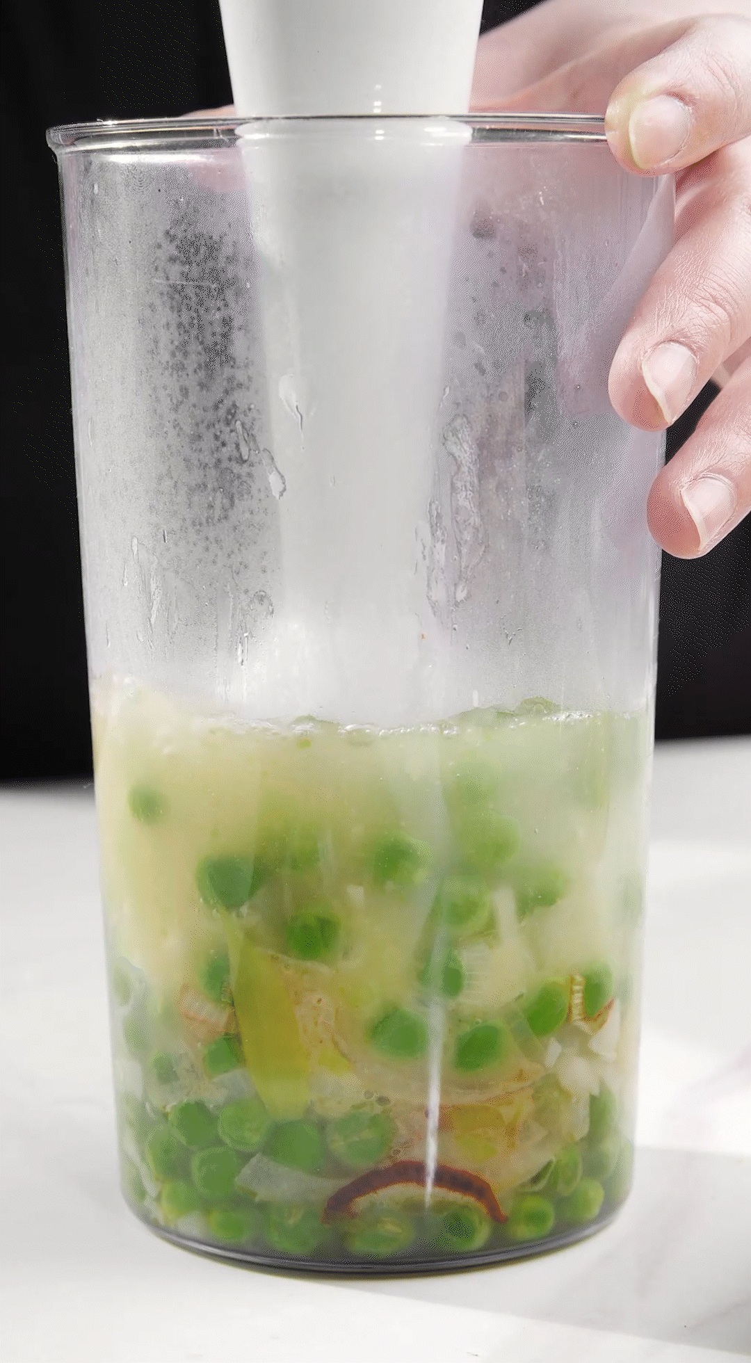 炒好的蔬菜+高湯或熱水，倒入破壁機(jī)攪打細(xì)膩絲滑即可。