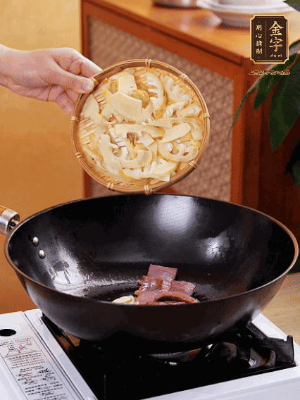 油熱，下蒜末、火腿煸炒出香味，再下筍片微微翻炒