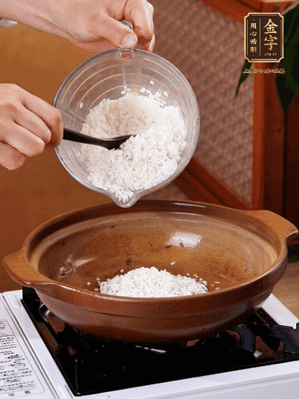 砂鍋中倒入煎羊肚菌的油，涂勻。加入提前浸泡過1小時(shí)的生米，再加入和生米齊平的水,,蓋蓋子，大火煮沸后轉(zhuǎn)小火煮至水分微干