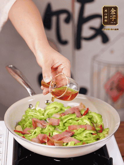 淋一圈料酒，少許糖調(diào)味