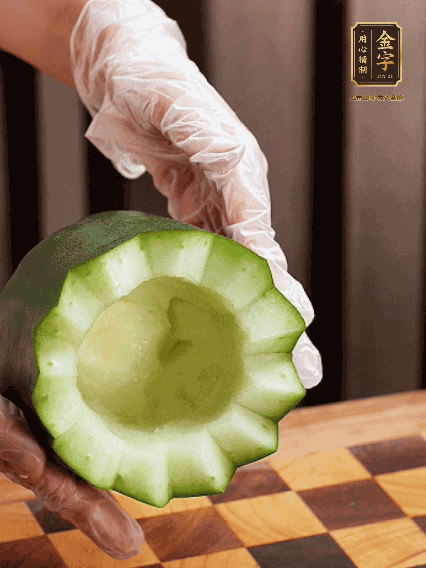 將小冬瓜洗凈，頂端切開去瓜瓤，改刀切口呈鋸齒狀