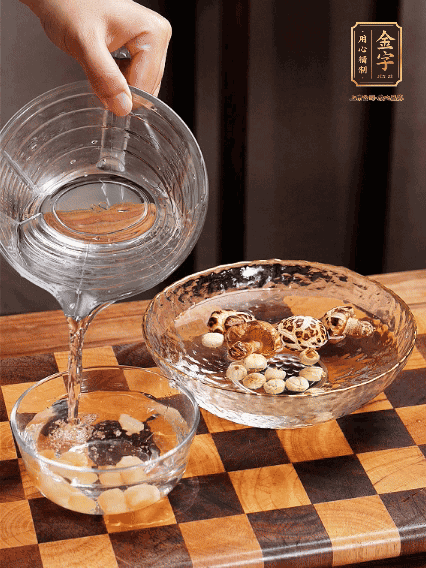 將雞肉、鮑魚、蝦仁焯水，冬菇、蓮子、干貝泡發(fā)