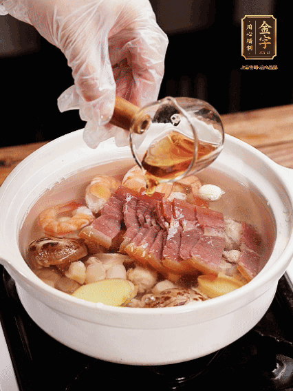 7種食材+帶皮冬瓜塊用砂鍋/電飯煲煮湯功能煮熟，少許鹽、花雕調(diào)味