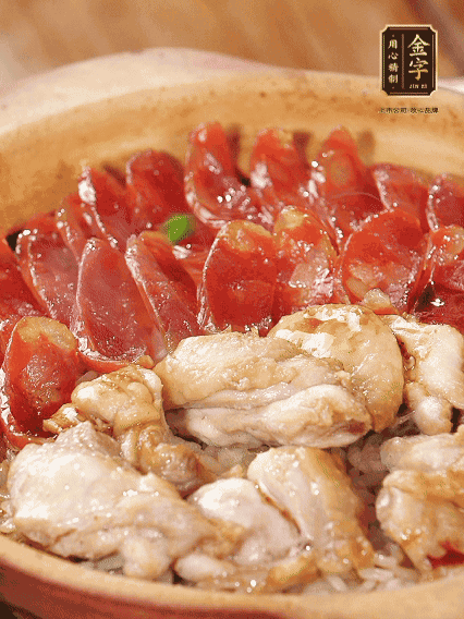 蓋蓋小火燜，沿鍋邊淋一圈油，轉動砂鍋燜4分鐘