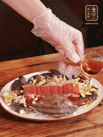 冷水上鍋蒸12分鐘（具體看蟹的大?。詈笕錾鲜[絲、澆上熱油即可