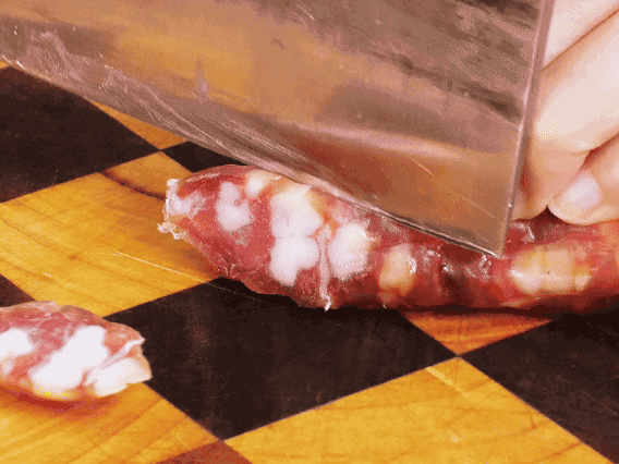 香腸少油煸出香味，下南瓜、板栗、香菇翻炒。2勺生抽、1勺老抽、1勺蠔油、1勺鹽、半勺糖調(diào)味