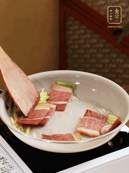 熱油下鍋，火腿、蔥姜蒜煸出香味備用