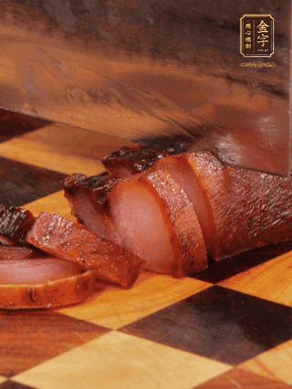 金字醬肉，煮熟切條；蓮藕去皮，切成條狀，焯水2分鐘