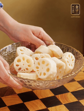 蓮藕洗凈削皮，切大塊，用鹽、糖腌制30分鐘。