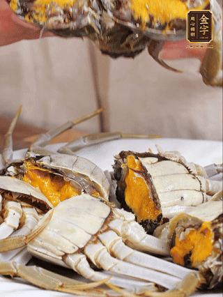 大閘蟹處理干凈，一切兩半。