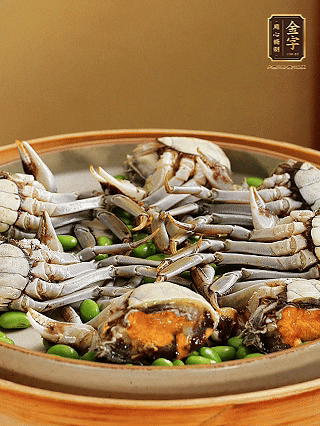 盤底鋪毛豆，依次放大閘蟹、咸肉， 淋一圈料酒、豉油。